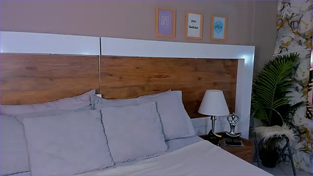 Snapshot of EmaBakker chatting on November 2025 12:16:01 PM EmaBakker online show from November 2025 12:16:01 PM