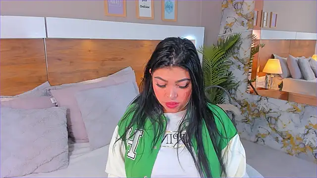 Snapshot of EmaBakker chatting on November 2025 11:47:02 AM EmaBakker online show from November 2025 11:47:02 AM