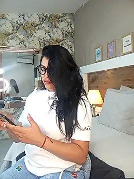 Snapshot of EmaBakker chatting on December 2025 12:10:02 PM EmaBakker online show from December 2025 12:10:02 PM