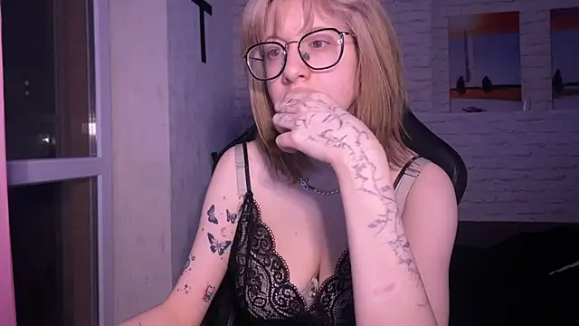 moundliicht1 online show from February 2025 06:41:02 PM