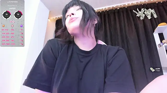 Snapshot of misshoneyxxx chatting on March 2025 04:10:01 AM misshoneyxxx online show from March 2025 04:10:01 AM