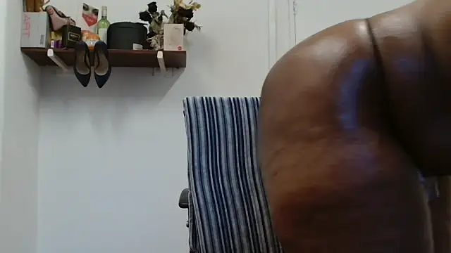 Snapshot of xTALLSEXYBUMx chatting on October 2025 03:51:02 AM xTALLSEXYBUMx online show from October 2025 03:51:02 AM