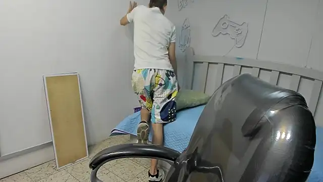 Snapshot of JackSwan18 chatting on December 2025 07:41:02 PM JackSwan18 online show from December 2025 07:41:02 PM