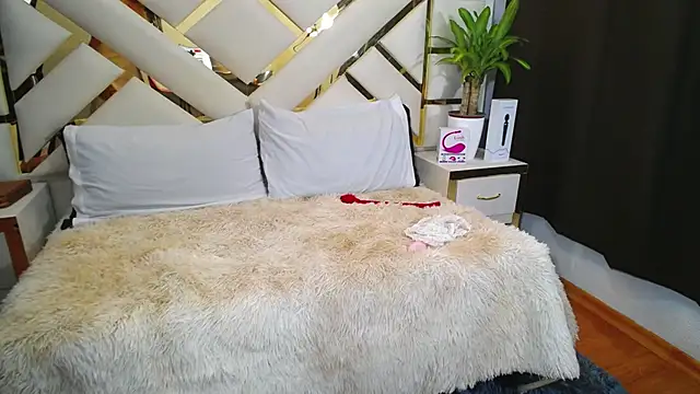 Snapshot of carolineamber_ chatting on December 2024 02:19:02 PM carolineamber online show from December 2024 02:19:02 PM