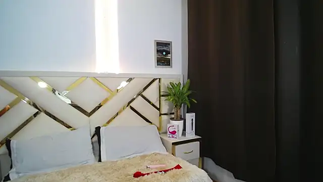 Snapshot of carolineamber_ chatting on December 2024 03:37:01 PM carolineamber online show from December 2024 03:37:01 PM