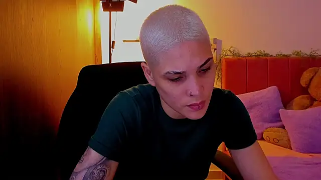 Snapshot of Charlee_pink chatting on April 2026 03:40:02 AM Charlee pink online show from April 2026 03:40:02 AM