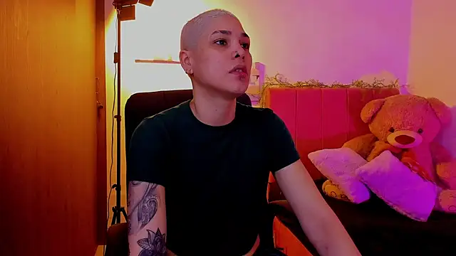 Snapshot of Charlee_pink chatting on April 2026 07:01:02 PM Charlee pink online show from April 2026 07:01:02 PM