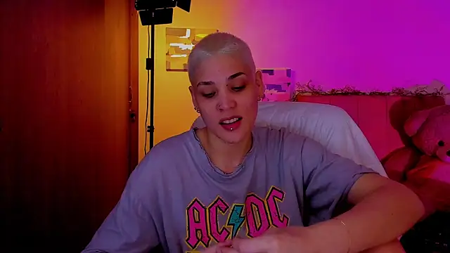 Snapshot of Charlee_pink chatting on April 2026 01:05:02 AM Charlee pink online show from April 2026 01:05:02 AM