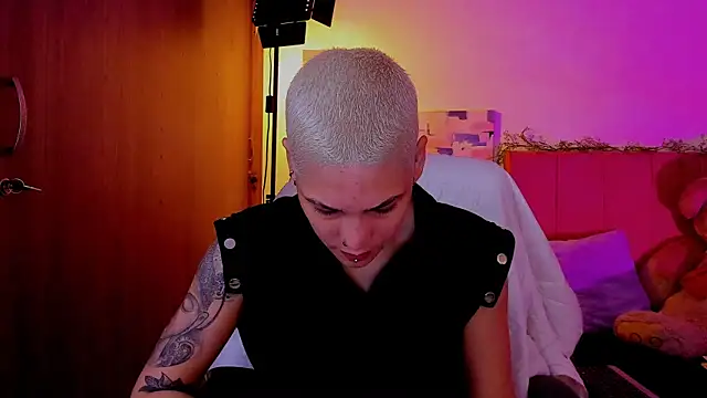 Snapshot of Charlee_pink chatting on April 2026 05:57:01 PM Charlee pink online show from April 2026 05:57:01 PM