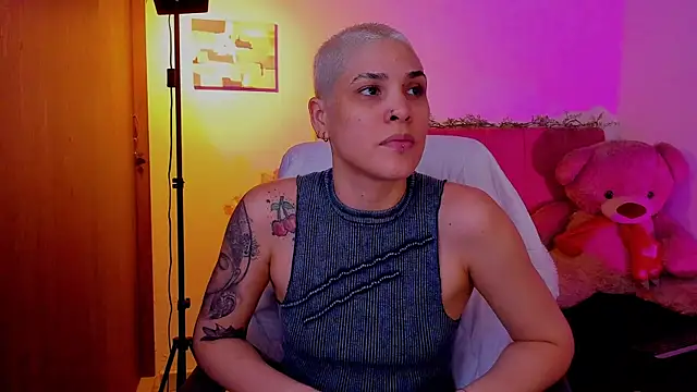 Snapshot of Charlee_pink chatting on April 2026 06:02:02 AM Charlee pink online show from April 2026 06:02:02 AM