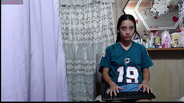 Snapshot of Lunawillis chatting on September 2025 10:32:02 PM Lunawillis online show from September 2025 10:32:02 PM