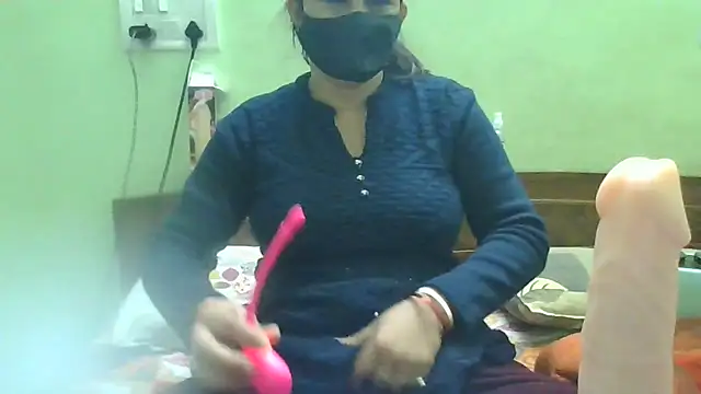 Snapshot of couplesuni chatting on January 2025 04:17:02 AM couplesuni online show from January 2025 04:17:02 AM