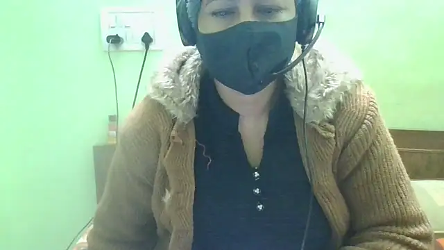 Snapshot of couplesuni chatting on January 2025 07:28:01 AM couplesuni online show from January 2025 07:28:01 AM