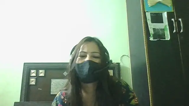 Snapshot of couplesuni chatting on April 2026 05:28:01 PM couplesuni online show from April 2026 05:28:01 PM