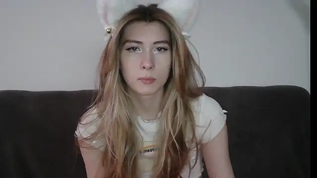 Snapshot of ErikaShyy chatting on January 2025 10:52:02 AM ErikaShyy online show from January 2025 10:52:02 AM