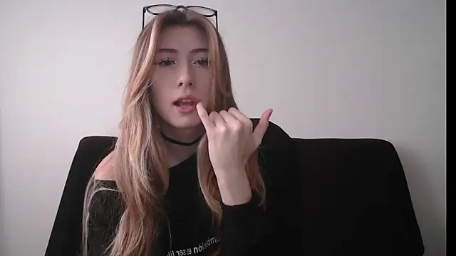 Snapshot of ErikaShyy chatting on October 2025 10:07:01 AM ErikaShyy online show from October 2025 10:07:01 AM