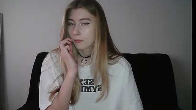 Snapshot of ErikaShyy chatting on November 2025 11:53:01 AM ErikaShyy online show from November 2025 11:53:01 AM