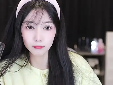 Nuyoah-77 online show from December 2025 01:26:01 PM