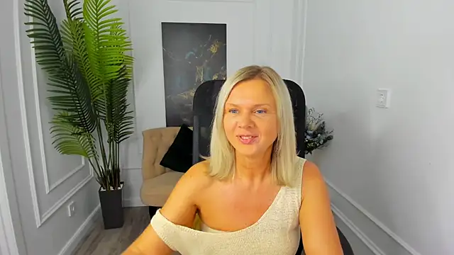 Snapshot of AgathaKlouin chatting on October 2025 07:10:02 PM AgathaKlouin online show from October 2025 07:10:02 PM