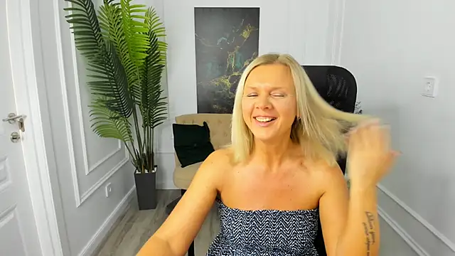 Snapshot of AgathaKlouin chatting on October 2025 07:11:02 PM AgathaKlouin online show from October 2025 07:11:02 PM