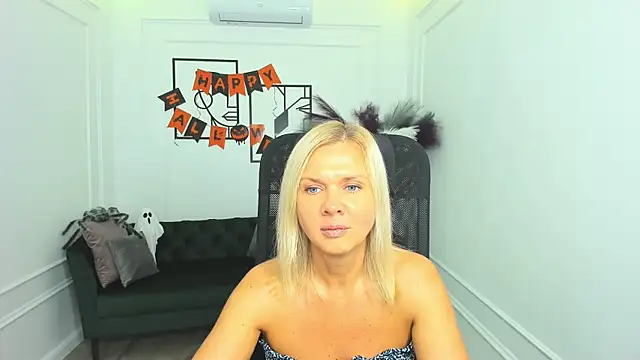 Snapshot of AgathaKlouin chatting on October 2025 07:58:02 PM AgathaKlouin online show from October 2025 07:58:02 PM