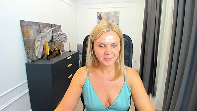 AgathaKlouin online show from May 2026 07:42:02 PM