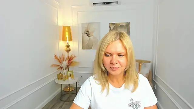 AgathaKlouin online show from May 2026 07:32:02 PM