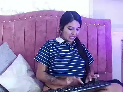 Snapshot of SarahStones chatting on January 2025 05:42:02 AM SarahStones online show from January 2025 05:42:02 AM