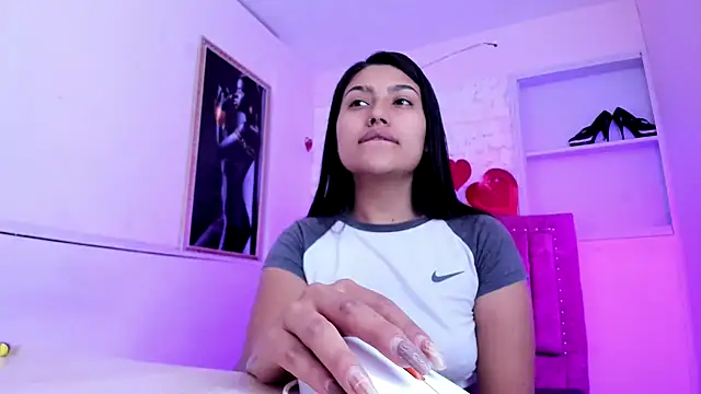 Snapshot of SarahStones chatting on September 2025 09:43:02 AM SarahStones online show from September 2025 09:43:02 AM