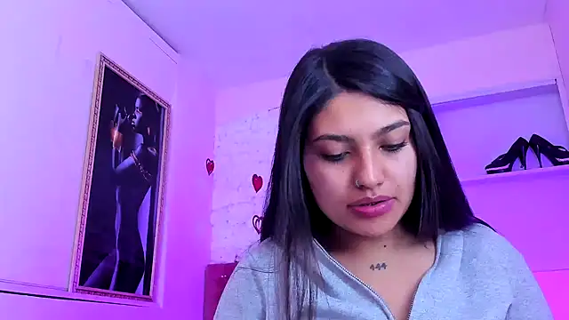 Snapshot of SarahStones chatting on October 2025 09:05:02 AM SarahStones online show from October 2025 09:05:02 AM