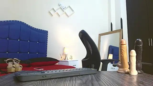 Daniela Saenz  online show from January 2025 04:00:02 PM