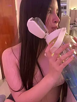 Snapshot of annaharper- chatting on December 2025 03:59:02 AM annaharper- online show from December 2025 03:59:02 AM