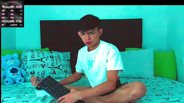 Tonny twink  online show from February 2025 04:21:02 PM