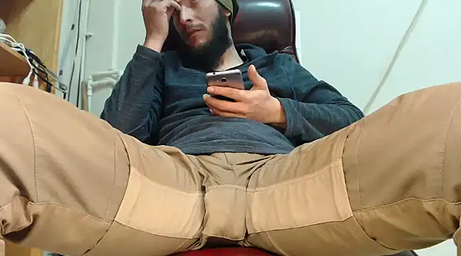 Snapshot of hardbigcock16 chatting on January 2025 01:18:02 PM hardbigcock16 online show from January 2025 01:18:02 PM