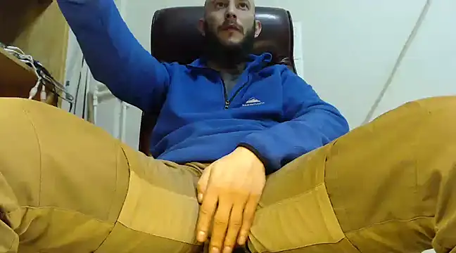 Snapshot of hardbigcock16 chatting on January 2025 06:42:02 AM hardbigcock16 online show from January 2025 06:42:02 AM