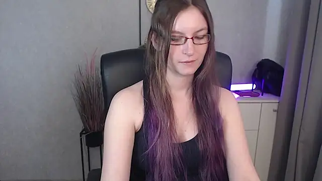 Snapshot of emmaxDelight chatting on October 2025 12:27:02 PM emmaxDelight online show from October 2025 12:27:02 PM