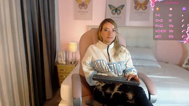 Snapshot of zoe_jones13 chatting on February 2025 09:32:02 AM zoe jones13 online show from February 2025 09:32:02 AM