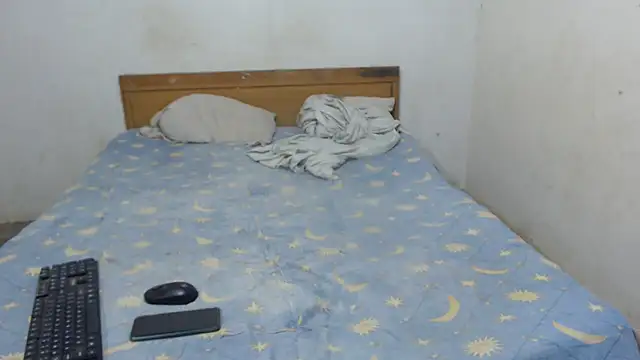 Snapshot of KateAndSimon chatting on February 2025 03:01:02 PM KateAndSimon online show from February 2025 03:01:02 PM