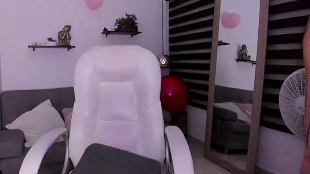 zoe turnner 18 online show from November 2025 12:16:02 PM