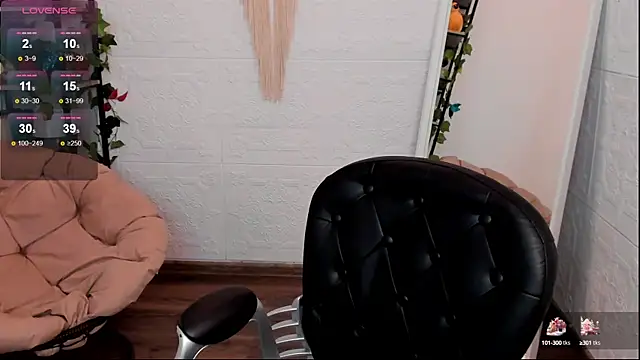 Snapshot of YaraKroft_ chatting on February 2025 07:04:02 AM YaraKroft online show from February 2025 07:04:02 AM