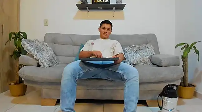 Snapshot of julian_wallace chatting on January 2025 03:37:01 AM julian wallace online show from January 2025 03:37:01 AM