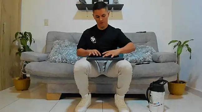 Snapshot of julian_wallace chatting on January 2025 01:10:02 AM julian wallace online show from January 2025 01:10:02 AM