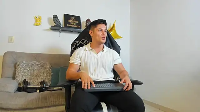 Snapshot of julian_wallace chatting on October 2025 12:54:01 AM julian wallace online show from October 2025 12:54:01 AM