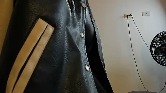 Snapshot of julian_wallace chatting on October 2025 03:10:02 AM julian wallace online show from October 2025 03:10:02 AM