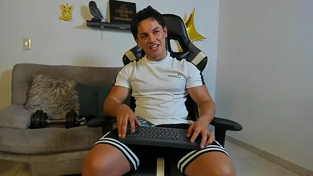 Snapshot of julian_wallace chatting on November 2025 09:48:01 PM julian wallace online show from November 2025 09:48:01 PM