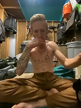 Snapshot of bentoverblonde chatting on October 2025 01:47:02 PM bentoverblonde online show from October 2025 01:47:02 PM