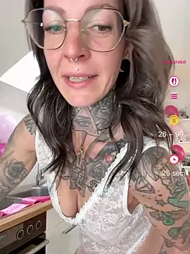 BrownieyQueen online show from April 2026 06:44:02 AM