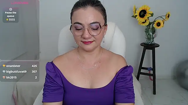 Chiraz hasnaa online show from October 2025 04:24:02 PM