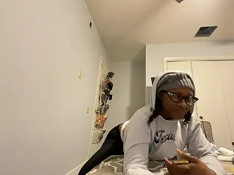 Snapshot of wynterheat chatting on January 2025 02:08:02 PM wynterheat online show from January 2025 02:08:02 PM