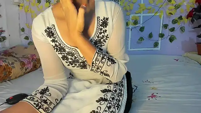 aarjulove online show from May 2026 02:40:01 AM